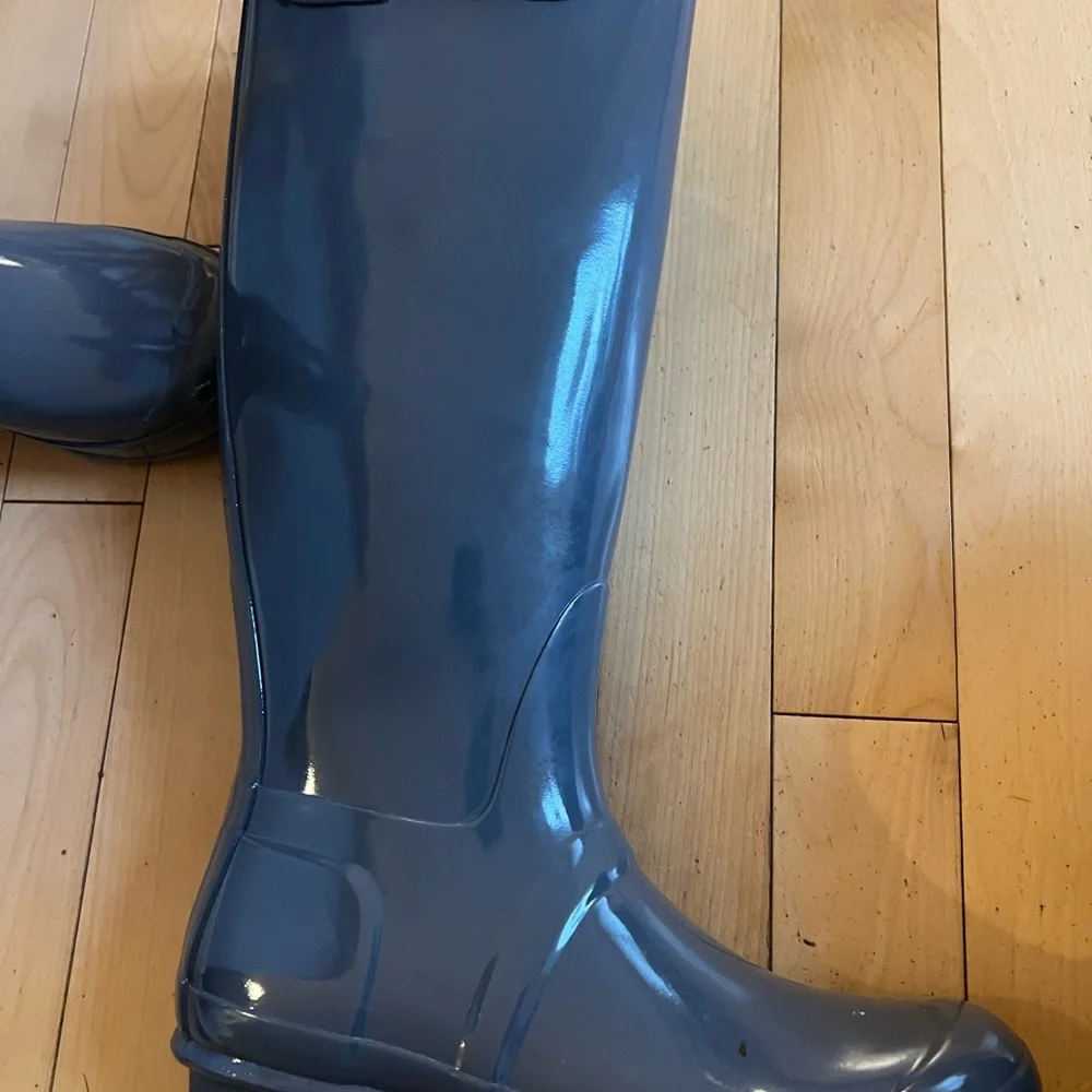Tall hunter boots in gray size 8. - Picture 3 of 7